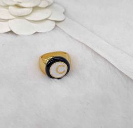 2024 Luxury kwaliteit charme punkband ring met witte en zwarte kleur desinger hebben een postzegelbox in 18k goud vergulde PS7689B