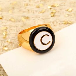 2024 Luxury kwaliteit charme punkband ring met witte en zwarte kleur in 18k goud vergulde hebben postzegelbox PS3536B