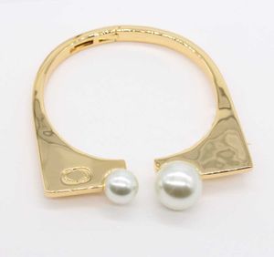 2024 Bracelet punk charme de charme de qualité de luxe avec deux perles de coquille blanche Speical Desinger a une boîte de tampon PS3450B