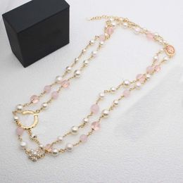 2024 Collier de pendentif à longue chaîne de qualité de luxe avec couleur rose et perles de coquille de nature blanche dans un plaqué or 18K AVOIR STMAP BOX PS3630B