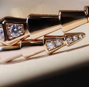 2024 Luxury -kwaliteit klassieke diamanten bangle -stijl slangenarmband met diamant geopende designer sieraden Bijoux voor dame beroemd trouwfeest hebben doos ps4898 Q7