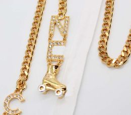 2024 Collar con colgante de cadena larga de calidad de lujo con diamantes y palabras en chapado en oro de 18 quilates con caja de sello PS3830A