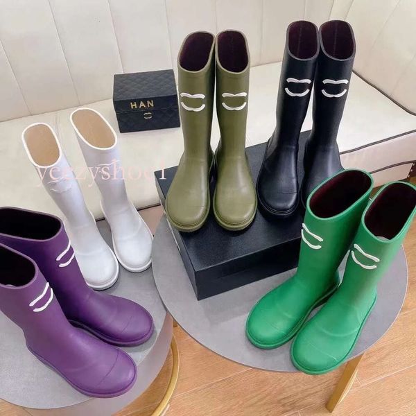 2024 bottes de pluie de luxe femmes designer formateurs bottine baskets imperméables bottes plate-forme en caoutchouc chaussures voyage imperméable mode haute bottes longues