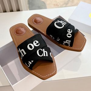 2024 Luxe sandalen houtachtige muilezel platglaasjes Designer canvas slippers damesbrief sandaal slipper schoenen casual dikke bodem net rode zomer plat flip flops vrouwen oo456