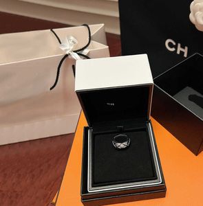 2024 Luxurys Designers Bague Bague de fiançailles en diamant complet pour femmes Mode Couple Bijoux Lettre Cadeau Fête Or et Argent Plaqué Rhombus Bague