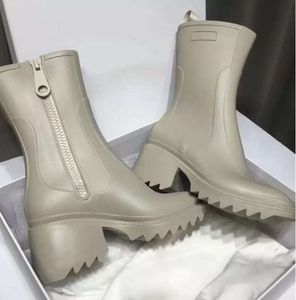 2024 Luxe Ontwerpers Dames Regenlaarzen Engeland Stijl Waterdichte Welly Water Rains Schoen Rits Vintage Vierkante kop Schoenen Mode Kniehoge Martin Boot 343