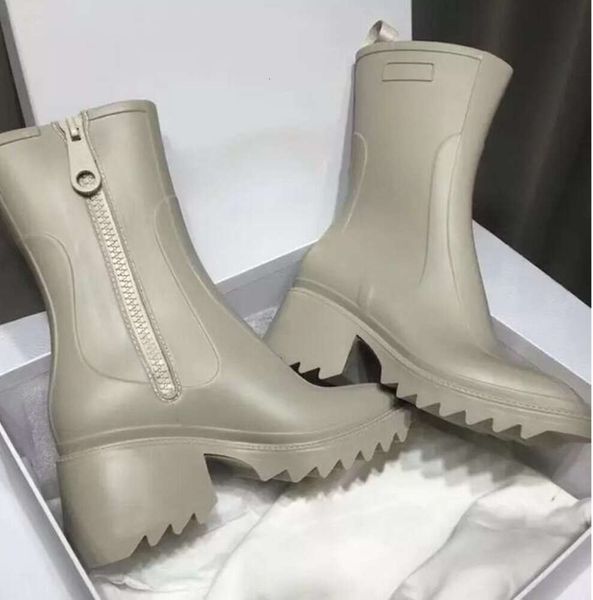 2024 Luxurys Designers Femme Bottes de pluie Angleterre Style imperméable Welly Water Rains Chaussure Zipper Vintage Square Head Shoes Fashion Knee-High Martin Boot 343