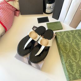 2024 Luxurys chanclas zapatillas zapatillas de cuero plano plano de verano sandalias mulas calzado casual de masa sole