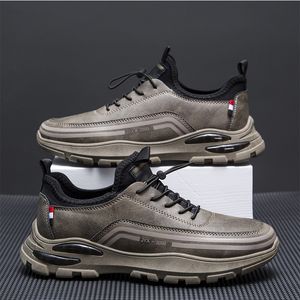 2024 hommes Chaussures décontractées en cuir Vulcanisés Chaussures Automne Fashion Luxury Sneakers Comfort Plateforme Sports Plateforme masculine Tenis Taille 39-48