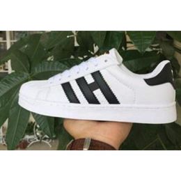 2024 zapatos casuales para hombres Superstar Femenino Femenino Flan Mujeres Zapatillas Deportivas Mujer Amantes Sapatos zapatos zapatos de cordón