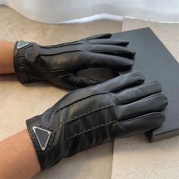 2024 Hombres Guantes de piel de oveja Diseñador Cape Black P Glove Winter Wind Warm Gants Classics Guanto Triangle Fashion Brand Handschuh