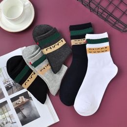 2024 Mens Designer Sports Sokken Damesontwerper Casual Socks High Street Parker Fashion School Style G Socks for Woman 100% Cotton Random Five Colors Five Paren