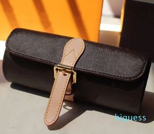 2024 Diseñador para hombre Mujer Bolsa Cubierta Bolsa Relojes Accesorios de viaje Adornos de cuero