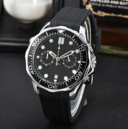 2024 Mens Watch Luxe Chronograph Quartz Watches Business Modern Day Polship lederen roestvrijstalen gespog rond horloge krasbestendig kerstcadeau Z65