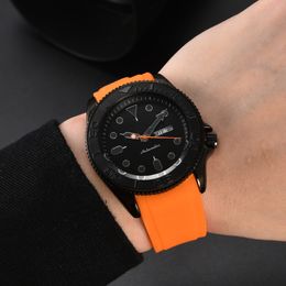 2024 Mens Watch Three Trip Full Fonction Silicon Tape Trendy Fashion Quartz Watch Designer Watchs Manufacturs Wholesale