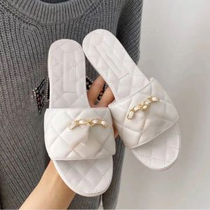 2024 Sandalias de diapositivas metálicas Mujer de lujo Sandalia Marca Chanclas para mujeres de alta calidad Zapatilla con estilo Moda Clásicos Zapatos planos Tamaño 36-42