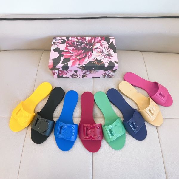 2024 MODELSUMSUMMER FEMMES PLIPPERS SANDALS SANGERS DESSIPPERS LURXE Talons plats de mode décontractée Comfort Flat Plans de plage Slippers35-41