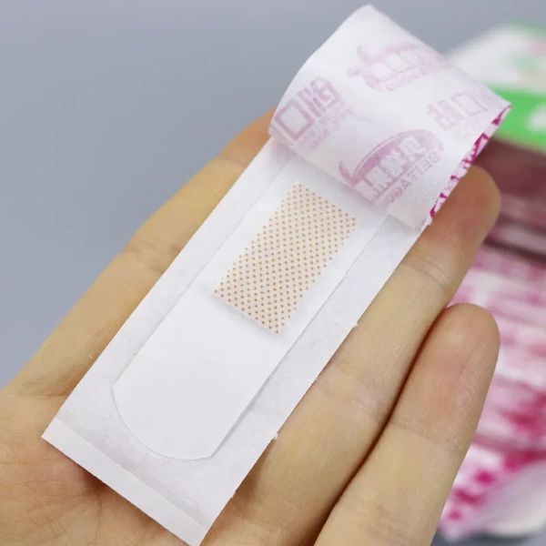2024 Nuevo kit de primeros auxilios de 100pcs/paquete Adhesivo transparente yeso y vendaje de banda anti-bacterias de la banda de viaje para el hogar para primeros auxilios