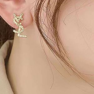 2024 NOUVEAU 18K Plaqué Or Cristal Autrichien Lettre Boucles D'oreilles pour Femmes Européens et Américains Populaires Simple Designer Boucles D'oreilles Mariage Mariée Bijoux Cadeau fête