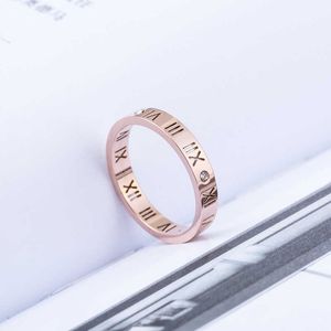 2024 New Age sieradenontwerper bandringen nieuwe titanium stalen roségouden ring met holle Romeinse karakters voor mode en eenvoudige liefhebbers