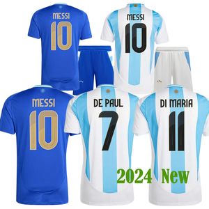 2024 Nieuwe Argentinië 3-sterren Voetbalshirts Thuis en Uit MESSIS DYBALA DI MARIA MARTINEZ DE PAUL MARADONA Kindertenue Heren 2024 Copa America Cup Camisetas Fans