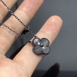 2024 nouvelle arrivée chevalier noir luxe trèfle designer pendentif collier amour fleur croix chaîne ras du cou rétro vintage colliers bijoux pour femmes