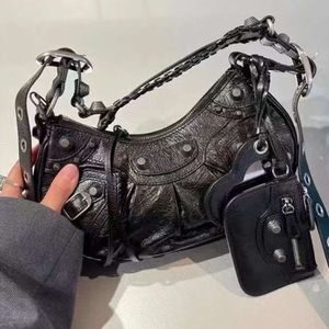 2024 Nouvelle arrivée Sac de motard en cuir pour femmes Sacs à bandoulière élégants pour femmes Sangle Sacs à main pour femmes de créateurs de mode Cross Body Straps Sac à main Sacs de moto Messenger mm