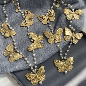 2024 Nieuwe aankomst Luxury merk Fashion charme lange ketting Big Butterfly hanger retro messing parelstijl trui ketting dames sieraden