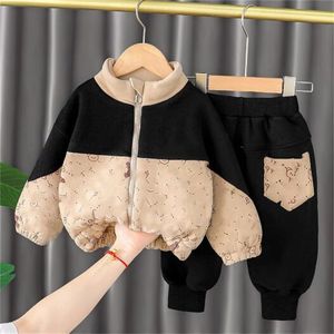 2024 Nieuwe Herfst Winter Pluche Set voor baby's en jonge kinderkleding Jongens- en meisjeskleding Tweedelige set Trend Jongenskleding