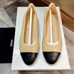 2024 Nouveaux chaussures de ballet Flats Sneaker Womens Channel Casual Shoe Designer en cuir authentique extérieur extérieur sandale danse marchand de chaussures habitaires noires voyage antislip