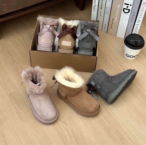 2024 Nuevas botas Niños Bottes Australia Diseñador de nieve Zapatos para niños Invierno Clásico Mini Bota Botón Bowtie Baby Boys Girl Tobillo Botines Kid Fur Gamuza