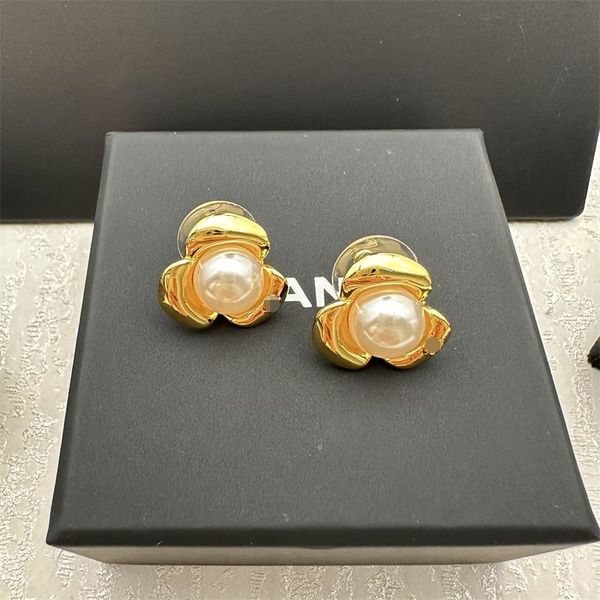 2024 Nouveaux chamelines de fleurs de fleurs marques d'oreilles de luxe pour femmes 18k Retro Vintage Rose Fleurs