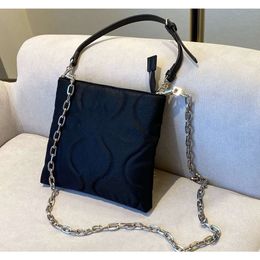 2024 Nouveau sac de chaîne noir simple et à la mode polyvalent petit sac à main carré en nylon en nylon épaule unique