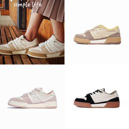 2024 Nouvelles chaussures de femmes colorées Spring and Automn Edition Polydold Star Wind Little White Shoes Women's Women's épaisses chaussures de planche