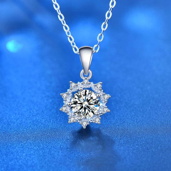 2024 Nuevo diseño Collar de moissanite de diamantes Suower para mujeres Men VVS Moissanite Colgante