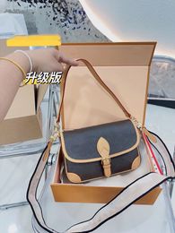 2024 NUEVA BOLSO DE ELEDOR BOLSO MUJERES Presbíteo Flip Baguette Bag Baguette Medieval Backarm Bag Shoulse Baghody Bag Messenger Bags