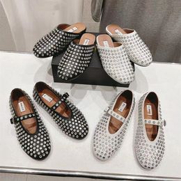 2024 Nuevos zapatos de ballet de diseñador Pisos casuales para mujer Sandalias de diseñador Zapatillas con cabeza redonda Zapatos náuticos con diamantes de imitación Zapatos Mary Jane remachados de cuero de lujo