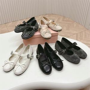 2024 Nouveaux chaussures décontractées de designer Ballerine Chaussures Jupe plate Designer Femmes Tête ronde Strass Chaussures de bateau de luxe en cuir boucle rivetée Mary Jane chaussures