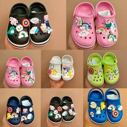 2024 Nuevo diseñador Diapositiva para niños Niños y niñas Zuecos de piel de cocodrilo Zapatillas Sandalias Sandalias con hebilla