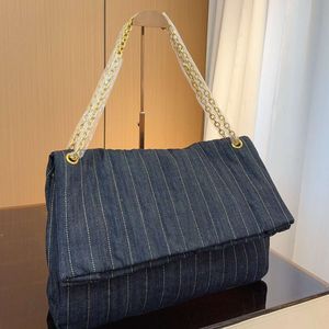 2024 Nouveau designer épaule denim grande capacité pratique PRATIQUE PRATIQUE POSSIBLE FEMME CROSSBOCK METAL Letter Sac à provisions pour les femmes SZY03301