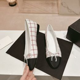 2024 Nieuwe designer Designer Designer schoenen Damesschoenen Leer en herfst Lederen brief Bow Ballet Fashion dames platschoenen vrouwen luie loafers Mary Jane schoenen