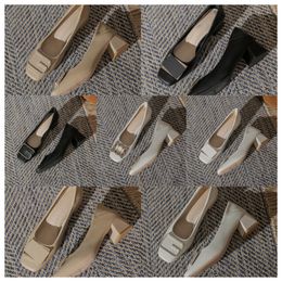 2024 NUEVO diseñador Toe alto Toe Off White White White Fashionable cómoda Middle Soft Sases Tisos gruesos y zapatos individuales