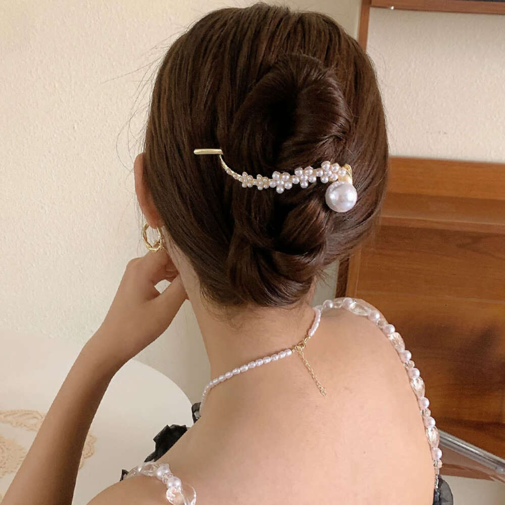 2024 New Designer Hot Sells Wholesale Fashion Twist Clip Pearls Alloy Hairpin Sweet Ponytail Clip Barrettes Hairgrips Hair Clips For Women