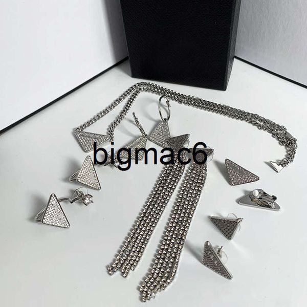 2024 NOUVEAU Bijoux de créateurs Design de diamant européen et américain P Triangle inversé Femme Proda Collier Colliers Boucle d'oreille Ensemble Nouveau tempérament de mode Fringe Ins