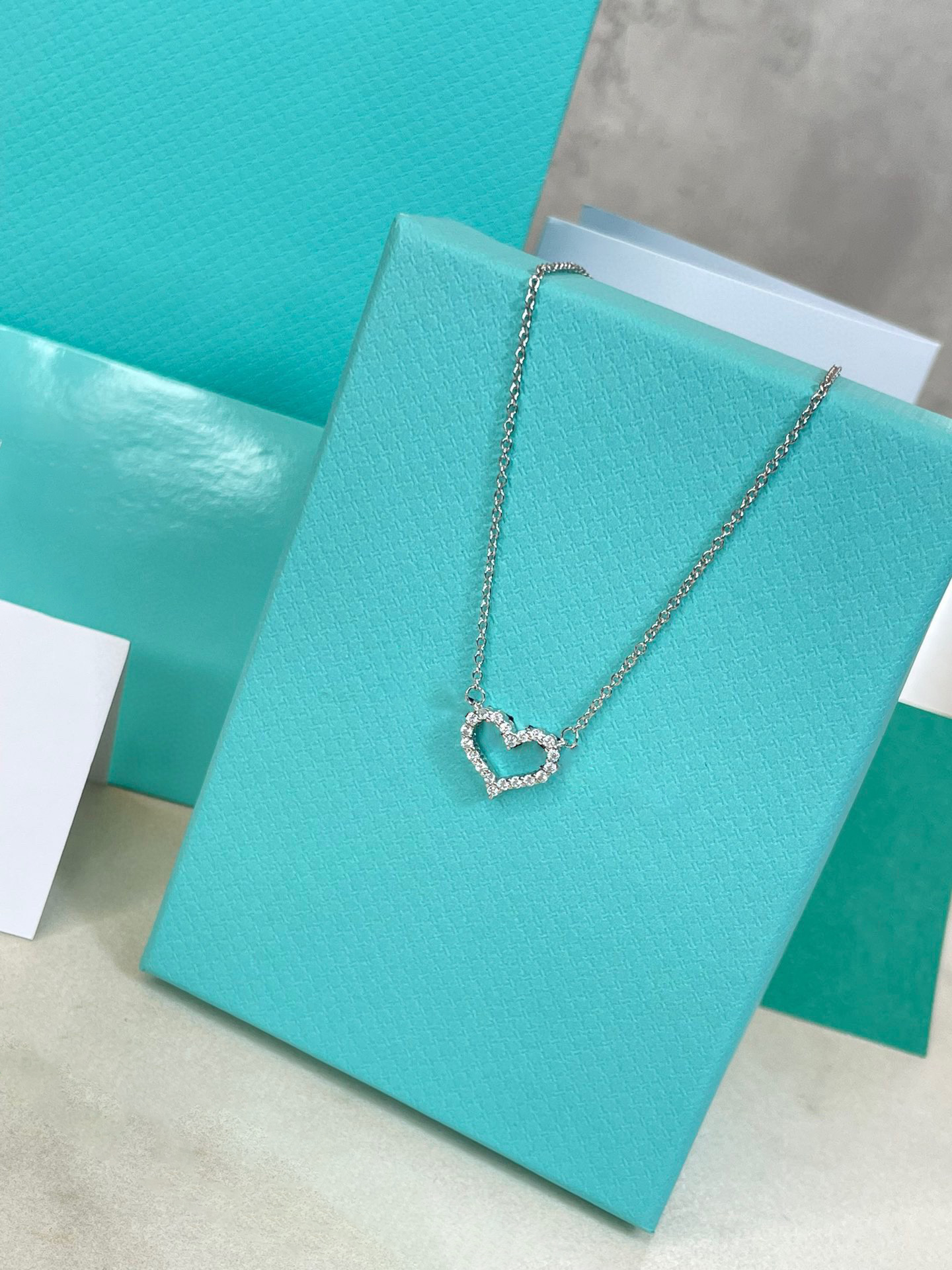 2024 New Designer Jewelry Tiffanyim Necklaces 925 Sterling Silver Love Series Popular Diamond Clavicle Necklace Valentine's Day 2023 New