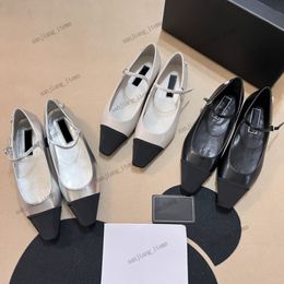 2024 NUEVA diseñadora Mary Jane zapatos Sandalias puntiagudas para mujeres Collocking C Ballet Flats Tontos negros Slip On Loafer Paris Luxury Real Diseñador de diseño de cuero Toblos de zapatos
