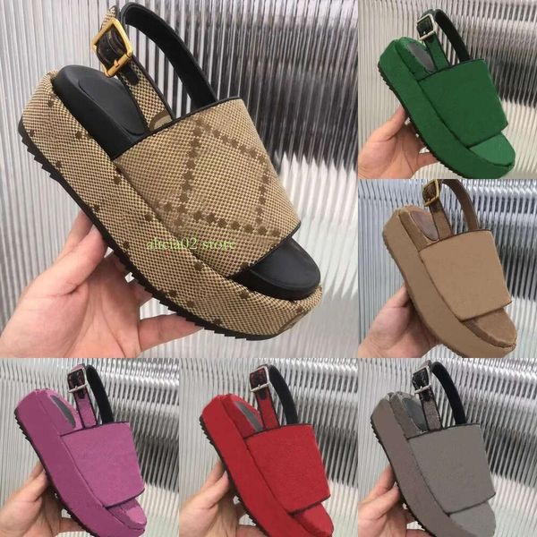 2024 New Designer Mens Slippers Sandals Fashion Sandals Flip Flip Flats Flat Bottom Sandale en cuir imprimé Jelly Rubbery Femme Femmes Chaussures habillées