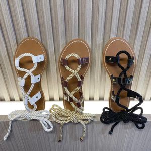 2024 Nouvelles sandales de créateurs pantoufles plates pour femmes été en cuir chaussures pour femmes sexy sandales de marque pantoufles décontractées de plage sandales à boucle en métal