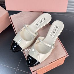 2024 Nouvelles chaussures de créateurs pour femmes sandales talons bas slippers creux de chaussures de mariage authentique chaussures robes d'été en cuir