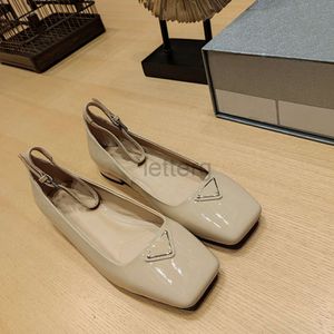 2024 Nouveau Designer Printemps Chaussures Mode Triangle Tête Carrée Baotou Chaussures Simples Femmes Polyvalentes Banlieue Mary Jane Petit Cuir Haute-couture Letterg